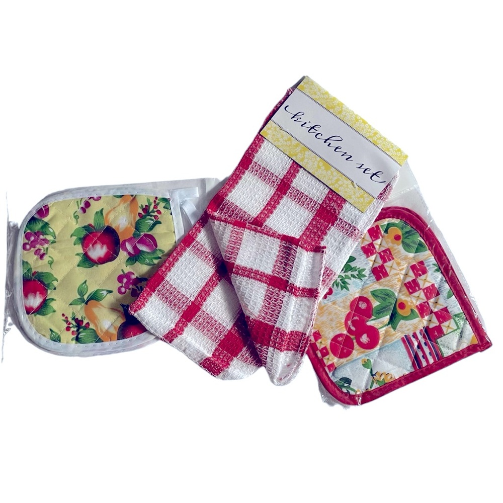 Four Pot Holders and Two Dish Cloths Fruits Florals Red White